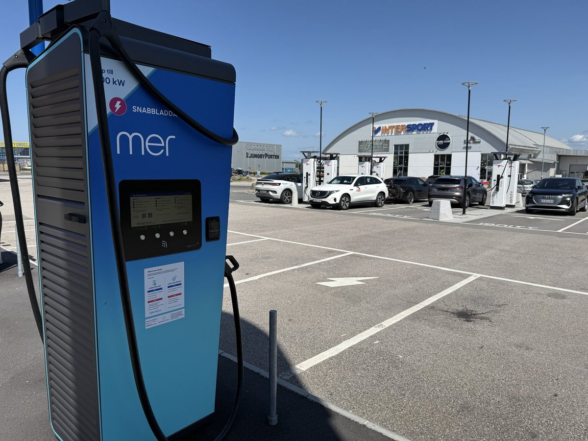 Umgerechnet 35 Cent zahlen Fahrer von Elektroautos aktuell am Schnelllader von #Ionity . Kein Wunder, dass die Ladepunkte von #Mer gleich neben verwaisen