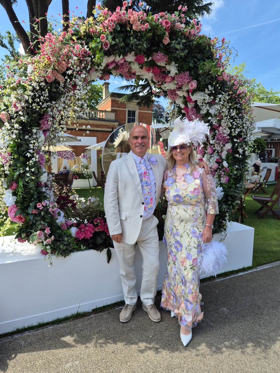 paulwallsend's tweet image. Royal Ascot day,a nice treat for the good lady,must be getting soppy in my old age but she looks bloody lovely,huge brownie points for the coming season 😉🖤🤍🥂🥂🥂