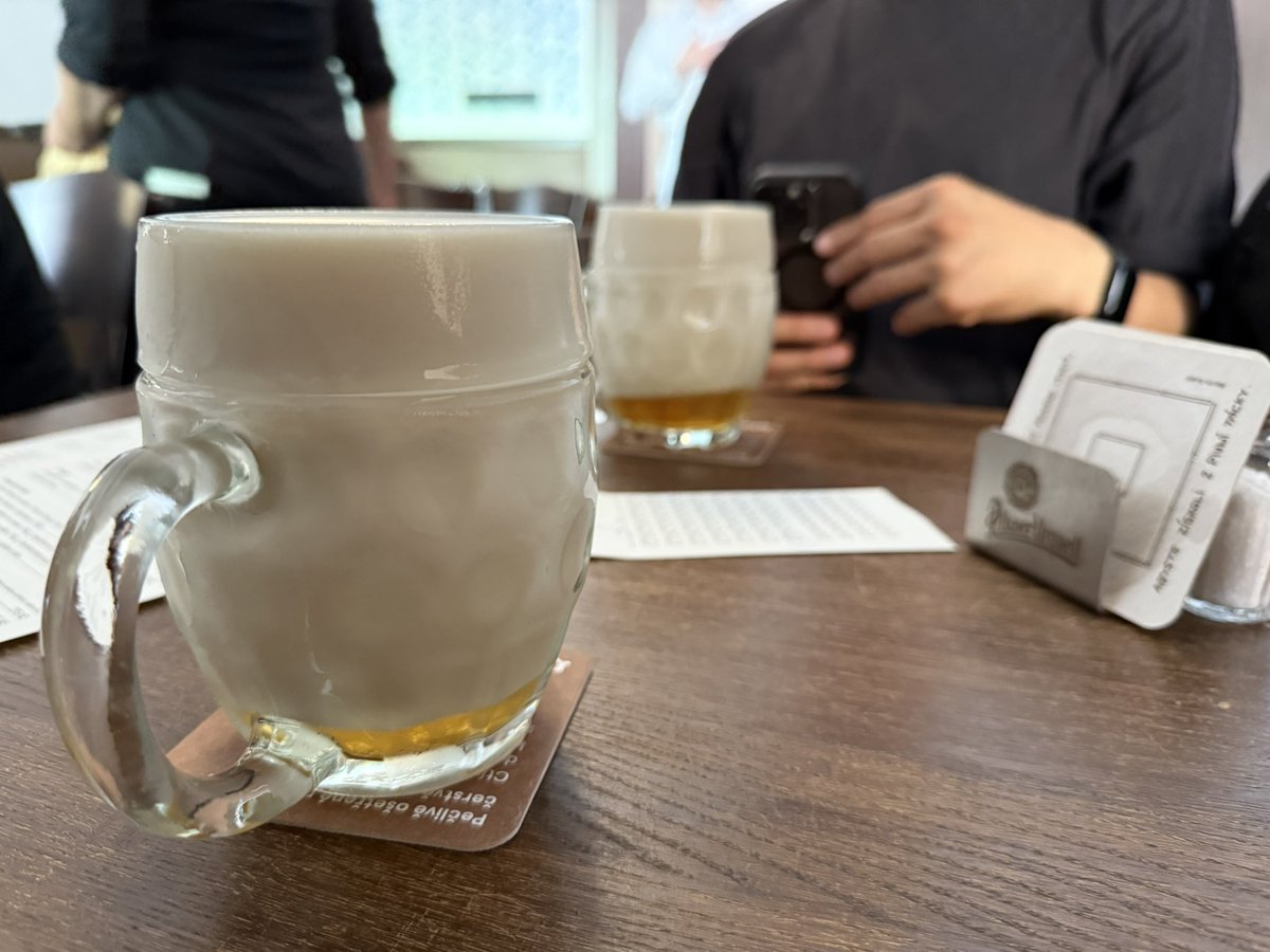 シャンディ| 旅を広めるデジタルノマド (@shandy_life) on Twitter photo 今日の飲み会のためスペインから1泊2日の弾丸で駆けつけてくれたレジェンド旅人かつおさん <a href="/katsuoru/">かつお@FIREx海外移住x「カナエル」開発中</a> と合流。
電車わからなくてタクシー乗ったらしいので旅人失格です。あの頃にもどってください。
プラハで1番好きなお店のスヴィチュコヴァーを食べ、泡だけのビールmlikoで喉を潤す🍻 今日の飲み会のためスペインから1泊2日の弾丸で駆けつけてくれたレジェンド旅人かつおさん <a href="/katsuoru/">かつお@FIREx海外移住x「カナエル」開発中</a> と合流。
電車わからなくてタクシー乗ったらしいので旅人失格です。あの頃にもどってください。
プラハで1番好きなお店のスヴィチュコヴァーを食べ、泡だけのビールmlikoで喉を潤す🍻