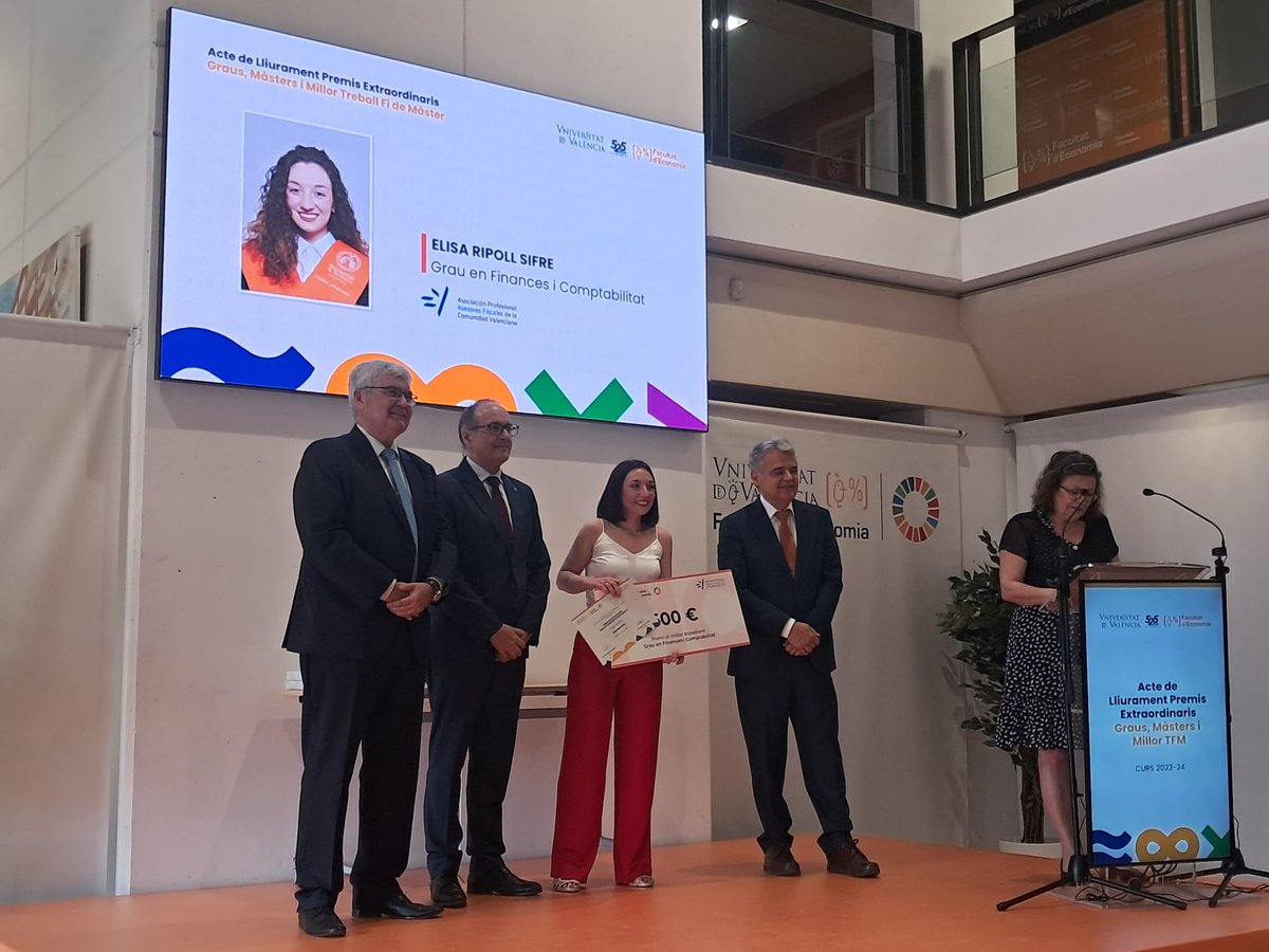 Asesores Fiscales (@apafcv) on Twitter photo ✅Ganadora del Premio al Mejor Expediente del Grado en Finanzas y Contabilidad de la <a href="/fdeconomiauv/">Facultat d'Economia</a> Elisa Ripoll Sifre, Patrocinado por <a href="/APAFCV/">Asesores Fiscales</a> entregado por Luis Chinchilla Hurtado, Presidente #apafcv ✅Ganadora del Premio al Mejor Expediente del Grado en Finanzas y Contabilidad de la <a href="/fdeconomiauv/">Facultat d'Economia</a> Elisa Ripoll Sifre, Patrocinado por <a href="/APAFCV/">Asesores Fiscales</a> entregado por Luis Chinchilla Hurtado, Presidente #apafcv