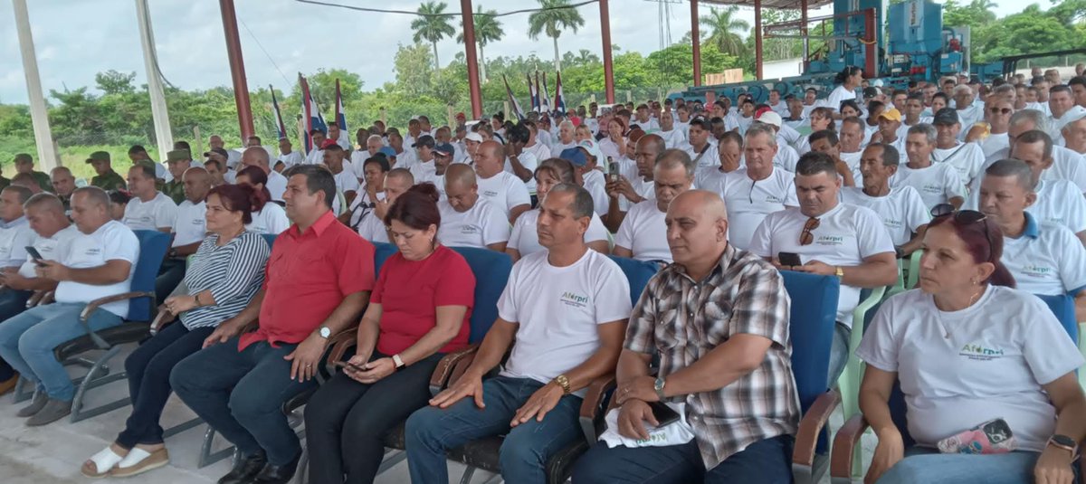 En la Empresa Forestal #PinardelRío participamos en el acto por el día del trabajador del sector. El reconocimiento para nuestros hombres del bosque que trabajan  duro bajo cualquier circunstancia.  #UnidosXCuba
