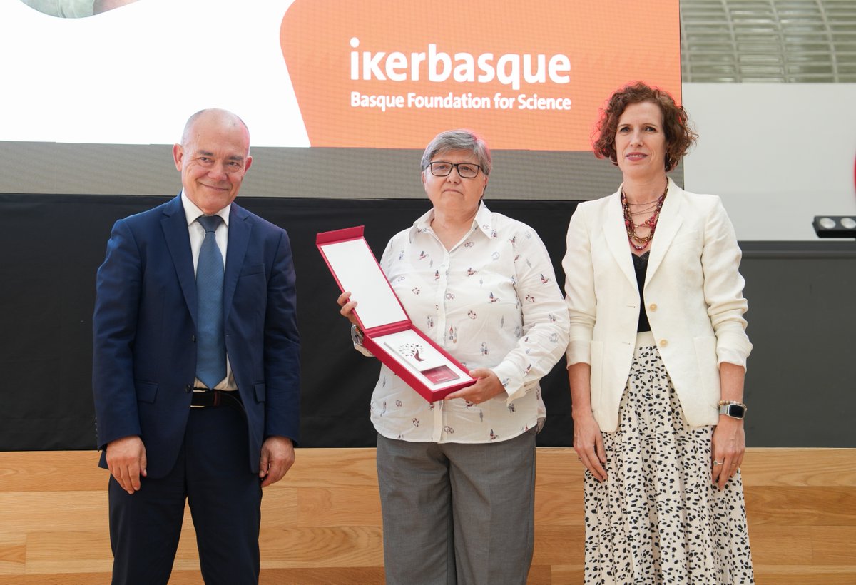 🔝 Maria Jose Sanzek, BC3ko zuzendari zientifikoak, @kerbasque-ren #Advanced aitorpena jaso du gaur goizean, ikerkuntzan egindako ibilbideagatik.

Sari honek balioa ematen dio haren lidergoari eta klima-zientziari egin dion ekarpenari.

Zorionak! 🤩

info.bc3research.org/eu/2025/06/18/…