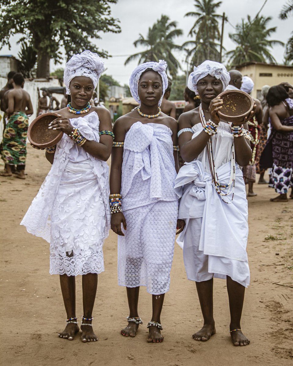 Trois jeunes filles vierges de la famille royale sont choisies pour partager le Yéké-Yéké ( couscous à base du riz) à Glidji au Togo.

 ©️ Abadjayé Justin SODOGANDJI 

#Ekpéssosso #togo #glidji #Yéké-Yéké #abadjaye_justin #tradition #Guinvodun