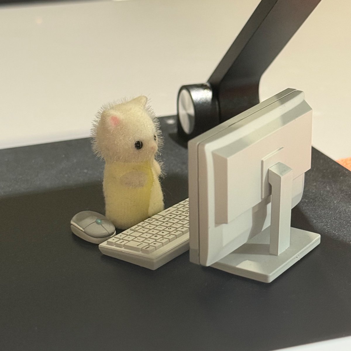 同僚が居なくて寂しいので、デスクでシルバニアの赤ちゃんに児童労働をさせている