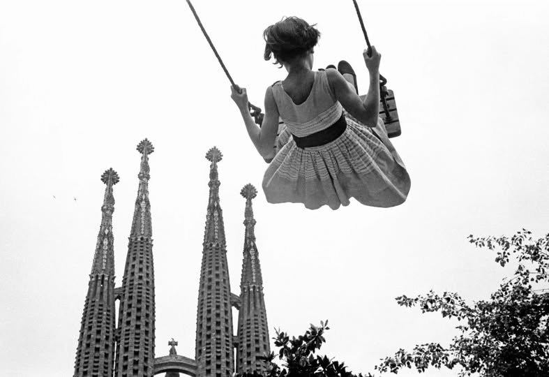 “Huid de escenarios, púlpitos, plataformas y pedestales. 
Nunca perdáis contacto con el suelo; porque sólo así
tendréis una idea aproximada de vuestra estatura."
"Juan de Mairena", Antonio Machado  
📷Burt Glinn (Barcelona, 1959)