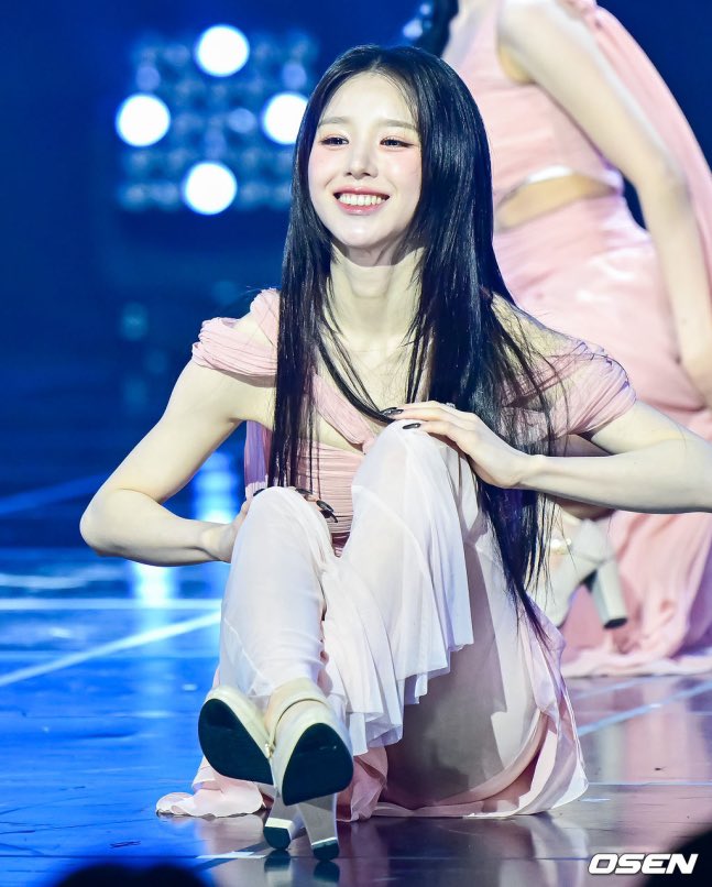 본방때마다 무대위에서 팬들 응원소리에 웃참 실패하고 해삐강아지 되는거 진짜 커여워서 미티겟네 아 ㅋ ㅋ ㅋㅋㅋ ㅋㅋㅋ