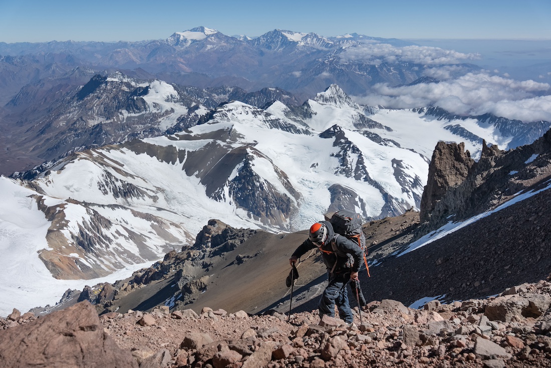 CumbresMagazine's tweet image. Con casi 7000 metros, #aconcagua se ha convertido hoy en una experiencia segura y bien equipada para montañistas de todo el mundo. El desafío de alcanzar su cima es una hazaña no solo para expertos.
cumbresmountainmagazine.com/cumbres-del-mu…
#Cumbres #Magazine #Aconcagua #GrajalesExpeditions