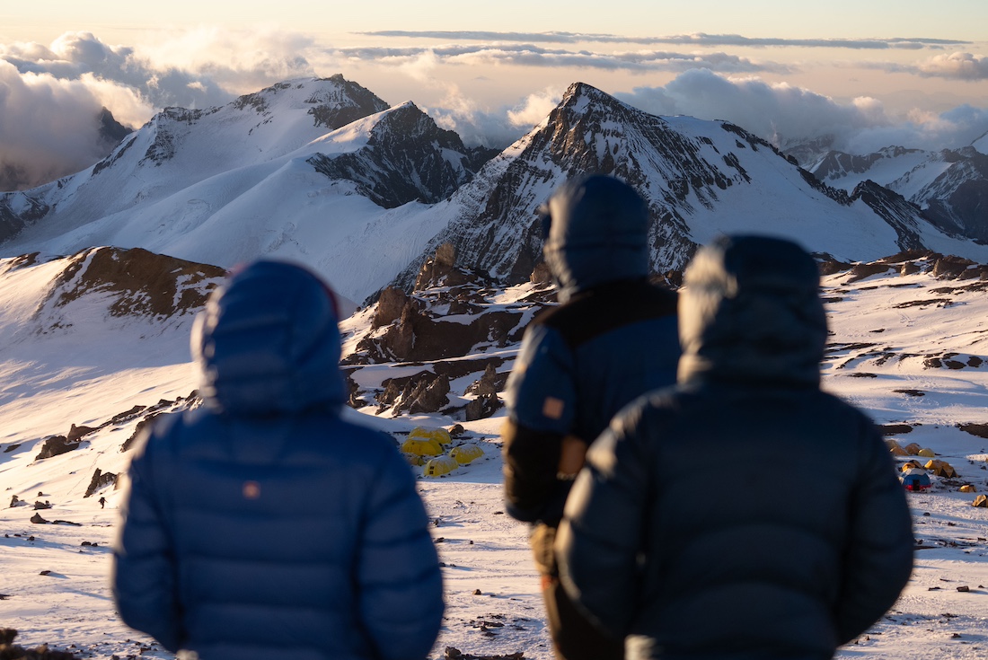 CumbresMagazine's tweet image. Con casi 7000 metros, #aconcagua se ha convertido hoy en una experiencia segura y bien equipada para montañistas de todo el mundo. El desafío de alcanzar su cima es una hazaña no solo para expertos.
cumbresmountainmagazine.com/cumbres-del-mu…
#Cumbres #Magazine #Aconcagua #GrajalesExpeditions