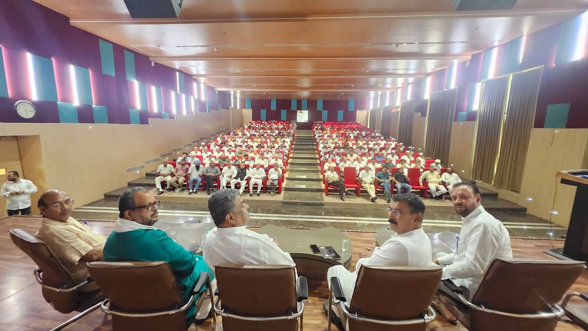 Sudha Bhardwaj (@sudhahpmc) on Twitter photo आज पंचकूला में #संगठन_सृजन_अभियान के तहत हरियाणा कांग्रेस प्रभारी श्री <a href="/HariprasadBK2/">Hariprasad.B.K.</a> जी का आत्मीय स्वागत किया व अपनी उपस्थिति दर्ज कराते हुए कांग्रेस संगठन को नई दिशा देने में अपनी भागीदारी सुनिश्चित की।
बैठक में हरियाणा प्रदेश के कई सम्मानित नेता व कार्यकर्ता उपस्थित रहे। आज पंचकूला में #संगठन_सृजन_अभियान के तहत हरियाणा कांग्रेस प्रभारी श्री <a href="/HariprasadBK2/">Hariprasad.B.K.</a> जी का आत्मीय स्वागत किया व अपनी उपस्थिति दर्ज कराते हुए कांग्रेस संगठन को नई दिशा देने में अपनी भागीदारी सुनिश्चित की।
बैठक में हरियाणा प्रदेश के कई सम्मानित नेता व कार्यकर्ता उपस्थित रहे।