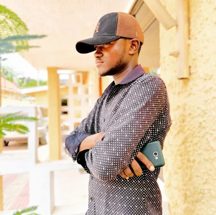 Duniani kote hakuna kitu hatari kinacholeta machafuko, chuki, usalit na mauaji ya kutisha kama;
   1. Madaraka
   2. Mapenzi 
   3. Fedha
   4. Chakula
Ukiweza kuwa na kiasi navyo, huwenda ukajenga Heshima kubwa mioyoni Kwa watu Kwa sababu watu wengi hawawezi kujiweka kando navyo