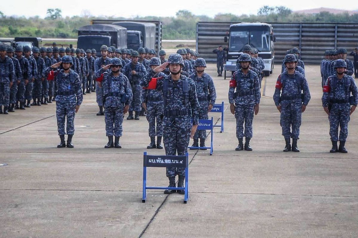 "กองทัพอากาศไทย" ลั่น "เมื่อกฎแห่งความสงบ...ถูกท้าทาย กฎแห่งการปกป้องและตอบโต้...จะเริ่มทำงาน"

วันที่ 18 มิถุนายน 2568 เพจเฟซบุ๊ก "กองทัพอากาศไทย Royal Thai Air Force" ได้โพสต์ภาพการซ้อมรบของหน่วยกำลังรบภาคพื้น บน.4 พร้อมระบุข้อความว่า "All Missions One Goal for Our Nation" 🇹🇭🛡️