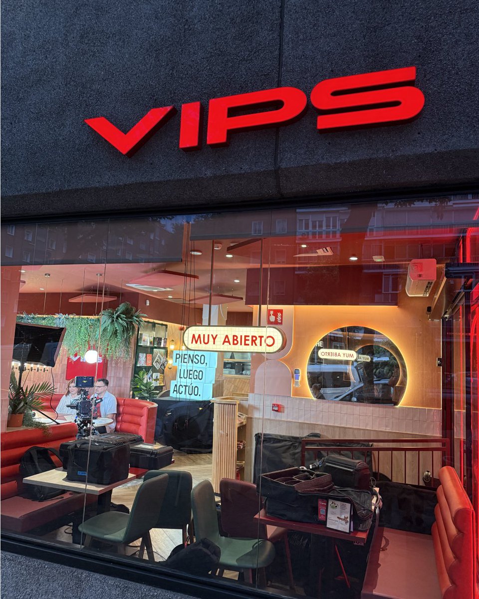 Sí, cerramos un VIPS, pero no cunda el pánico: fue por una buena razón. El calor nos obligó a cancelar el directo, pero @vips nos abrio sus puertas y allí, con @betacoqueta y El Club de los Raros, grabamos este capitulazo sobre lectura y su acceso para todos ❤️📚✨