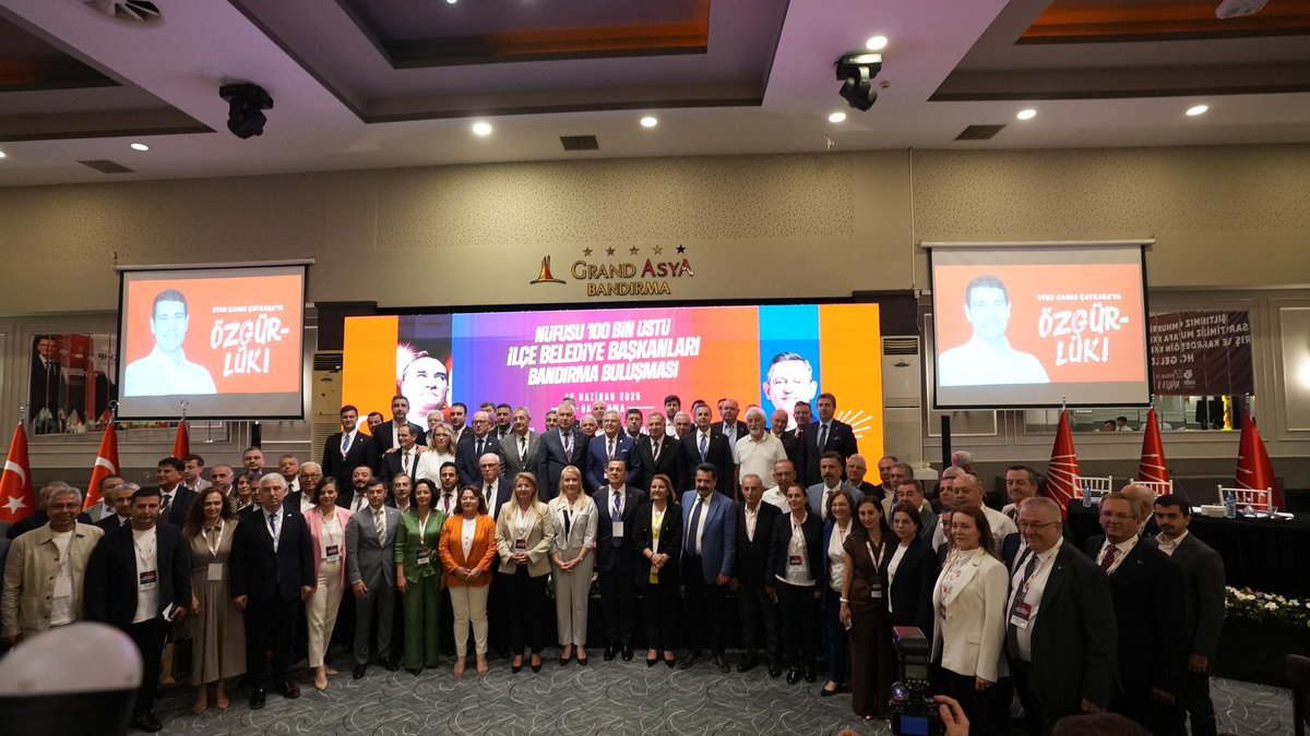Nüfusu 100.000 üstü ilçelerimizin belediye başkanları ile Bandırma’da bir aradaydık. 

Şeffaf, adil ve eşitlikçi yerel yönetim anlayışımızla geliştirdiğimiz projeleri değerlendirdik, ortak akıl ile atacağımız yeni adımları konuştuk.  

Birbirimizden ilham aldığımız bu verimli