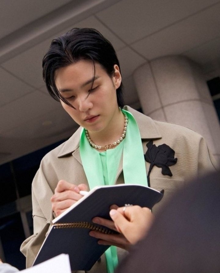 이거 되게 좋아하는 발렌티노 슈가임
뭔가 윤기 같이 나와서 더 좋아함