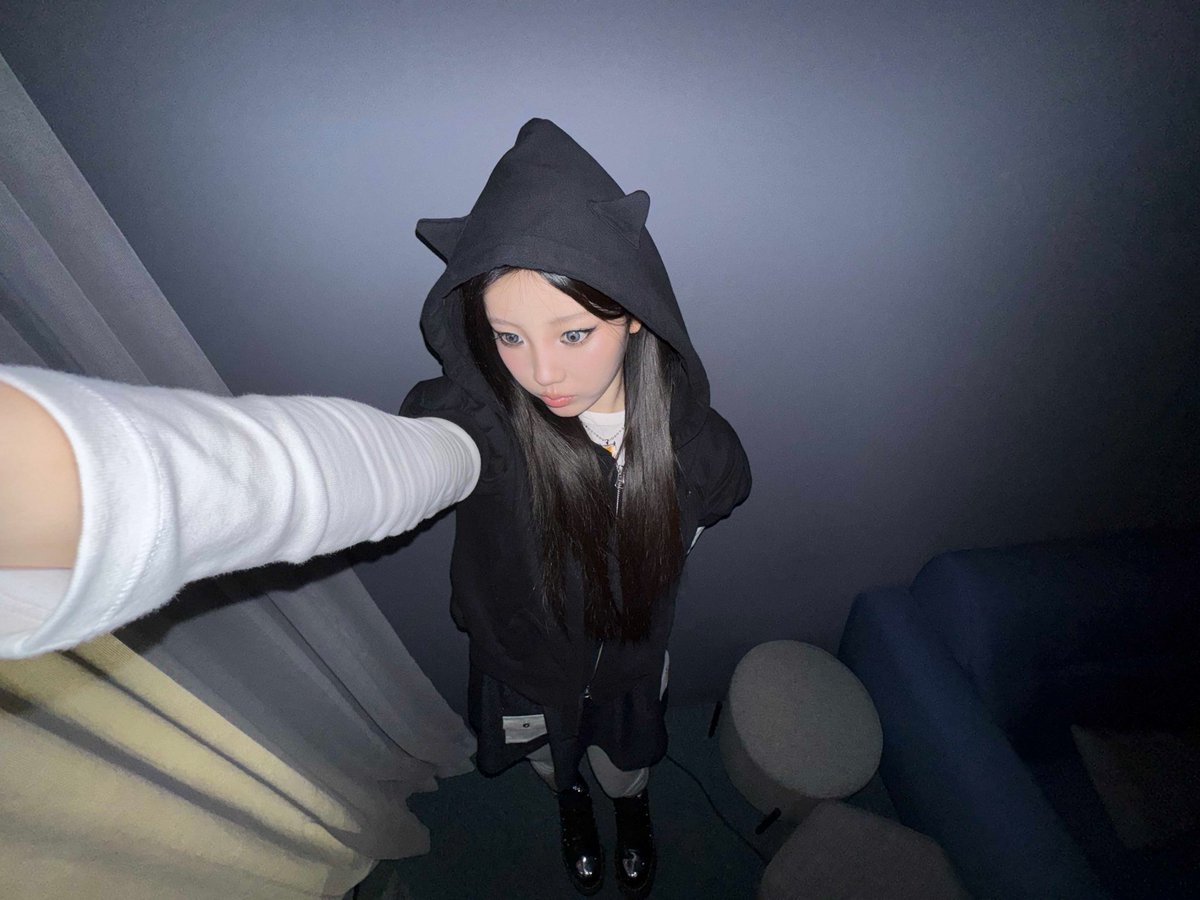 ILLIT_twt's tweet image. 사배 언니가 해준 빌려온 깜냥이 메이크업 🐈‍⬛👀

#WONHEE #원희 #ILLIT #아일릿