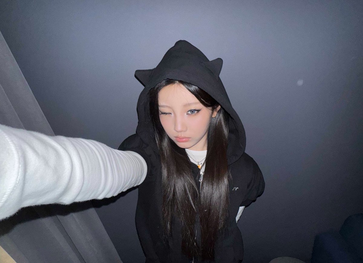 ILLIT_twt's tweet image. 사배 언니가 해준 빌려온 깜냥이 메이크업 🐈‍⬛👀

#WONHEE #원희 #ILLIT #아일릿