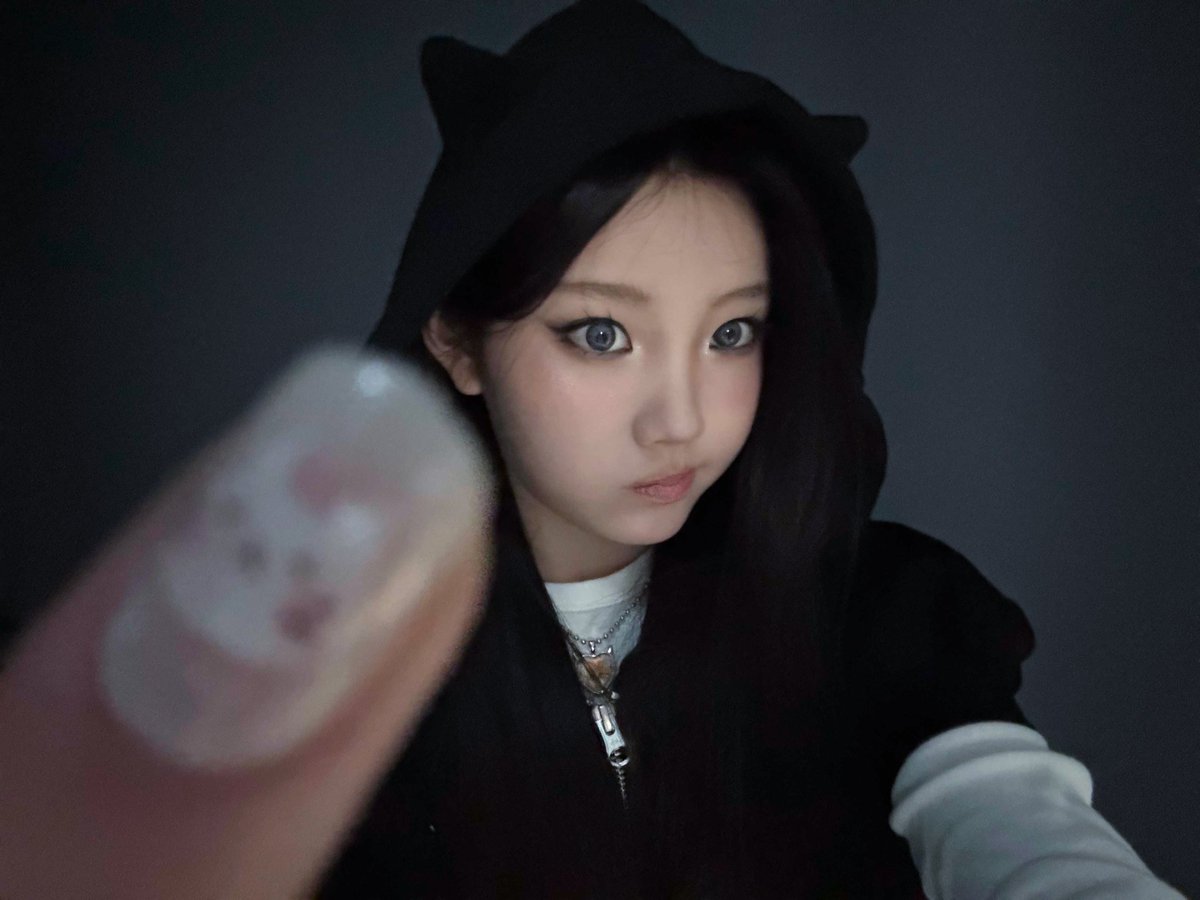 ILLIT_twt's tweet image. 사배 언니가 해준 빌려온 깜냥이 메이크업 🐈‍⬛👀

#WONHEE #원희 #ILLIT #아일릿