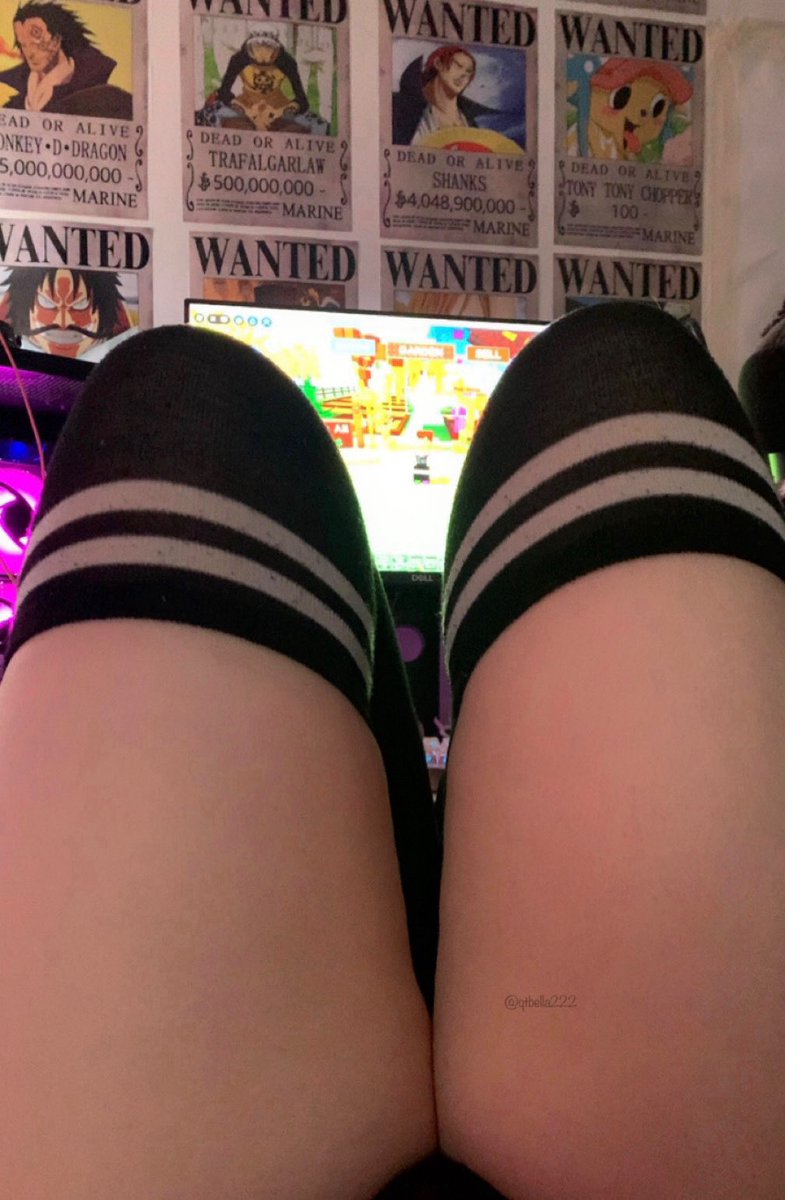 playing roblox is better in thigh highs and a brother to use me whenever he pleases&gt;^&lt;

#robloxegirl #ageplay #nsfwtwt #cnc #slut #esex