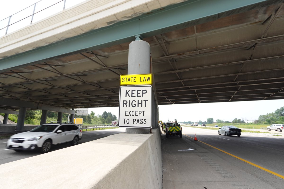 ODOT_Cleveland's tweet photo. It looks bigger up close, huh? 😆⚠
ODOT's maintenance crew is hard at work to make sure you know Ohio's road laws that will keep you safe! Help keep us safe by MOVING OVER and SLOWING DOWN when you see our flashing lights. #MoveOver #SlowDown #ODOTworks #Dangerous https://t.co/ntYRijJWT8