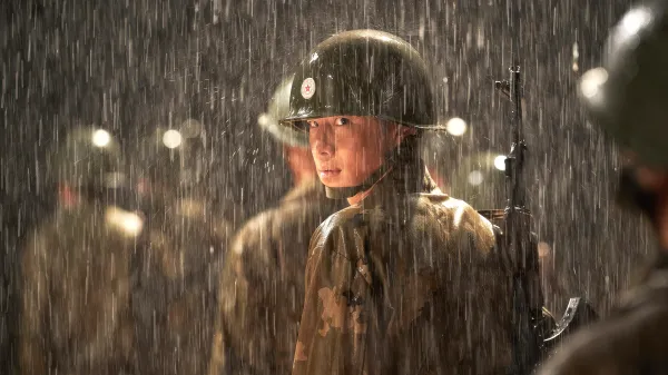 Os recuerdo que ya tenéis en <a href="/Filmin/">Filmin</a>, el thriller político coreano, disfrazado de persecución implacable y sin freno, ESCAPE de Lee Jong-pil que estuvo en #Sitges2024.

La historia gira en torno a un joven soldado norcoreano que decide desertar. Pero su intento por alcanzar la