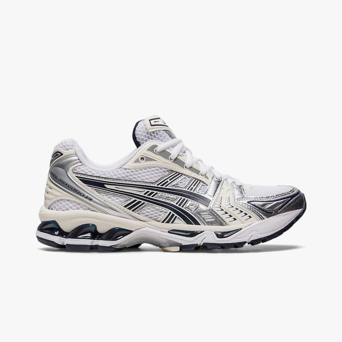 流行りにのってasicsのGEL-KAYANO14買ったんだけど歩きやすくて感動〜🥺
いっぱい履いちゃいそうだ
ソールがネイビーなのが可愛い💙