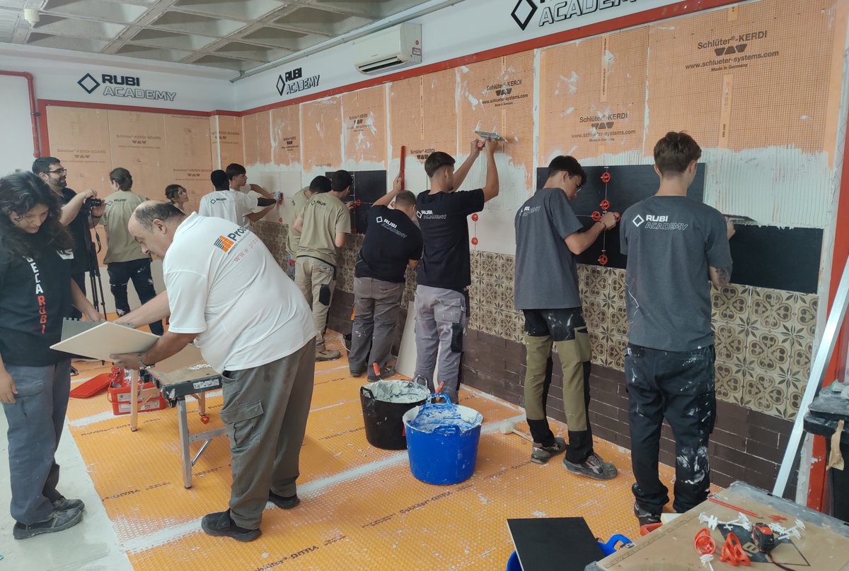 Proalso's tweet image. Disfrutando de la semana de formación con los mejores 12 jóvenes alumnos de la Beca RUBI con la FP de siete institutos de Cataluña que disfrutan de la oportunidad de complementar su formación y especializarse en las instalación de todo tipo de revestimientos cerámicos.