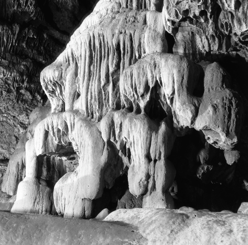 🟪Herbert --- dripstones --- and the mathematics of their beauty🟪

Herbert's photo series Dropstones and Sintered Forms began in the mid-1940s. Shortly after the war, there were hardly any opportunities to travel abroad. However, the undiscovered cave worlds in Austria allowed