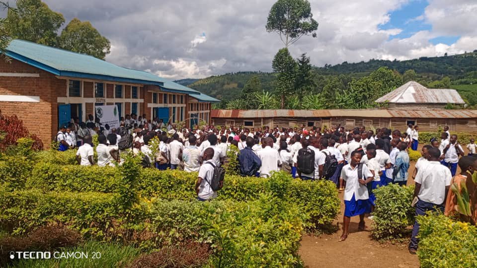 Amini16's tweet image. 🎭135 youth & elders trained
🏫200+ students sensitized
🌿Hygiene kits in schools
🧠Health workers empowered
From May 3–21, MAISHA NA MAZINGIRA fought Mpox through ART & AWARENESS in Miti-Murhesa, South Kivu 🇨🇩.
🙏 Thanks to @BavarianNordic & community partners!