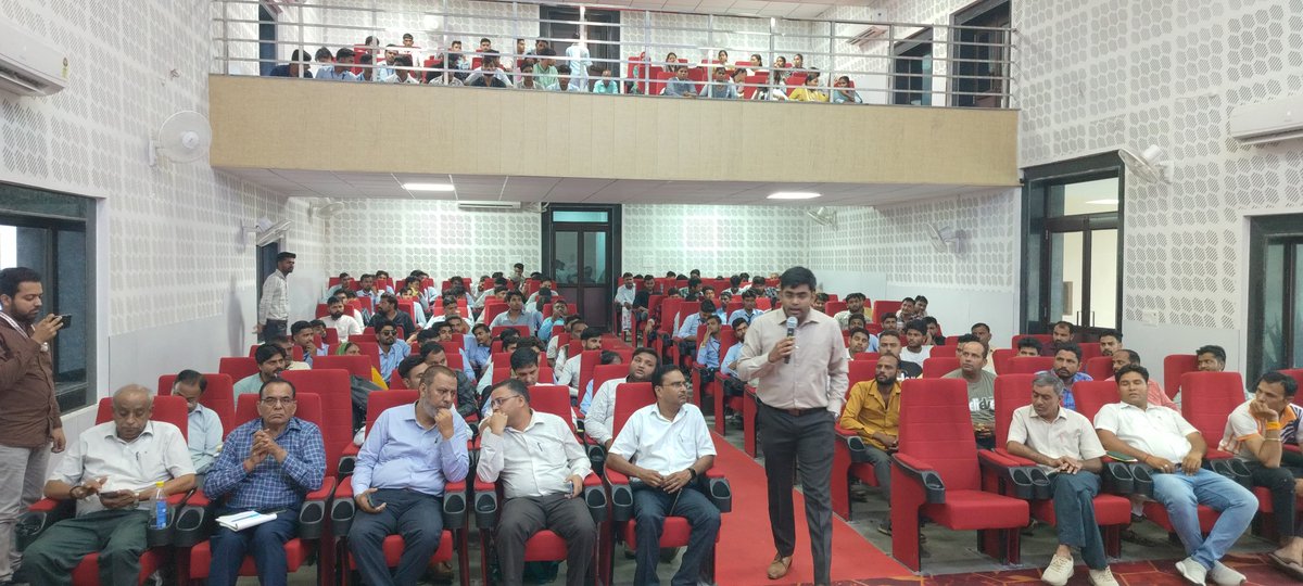 cm_yuva's tweet photo. मुख्यमंत्री युवा उद्यमी विकास अभियान के अंतर्गत मुज़फ़्फ़रनगर में एक दिवसीय Capacity Building Workshop का सफल आयोजन हुआ।
कार्यक्रम को दो सत्रों में आयोजित किया गया। पहले सत्र में लाभार्थियों, प्रशिक्षित एवं शिक्षित युवाओं को पात्रता मानदंड, आवेदन प्रक्रिया, व्यवसाय योजना निर्माण, परियोजना प्रतिवेदन तथा ऋण से संबंधित प्रक्रियाओं को समझाया गया। साथ ही Workshop में नवाचारी व्यापार विचारों एवं ��िभिन्न फ्रेंचाइज़ी मॉडल्स पर विस्तृत जानकारी दी गई।
दूसरे सत्र में ज़िला प्रशासन, बैंक प्रतिनिधि, महाविद्यालयों के प्रतिनिधि एवं अन्य प्रमुख हितधारकों की सहभागिता रही। इस दौरान पोर्टल संचालन, शिकायत निवारण प्रणाली, परियोजना मूल्यांकन और क्षेत्रीय समन्वय जैसे महत्त्वपूर्ण विषयों पर संवाद स्थापित किया गया।
@DmMuzaffarnagar @CMOfficeUP @myogiadityanath 
.
.
.
.
#cmyuvavikasabhiyan #capacitybuilding #Workshop #Muzaffarnagar #cmyuva #UPCM