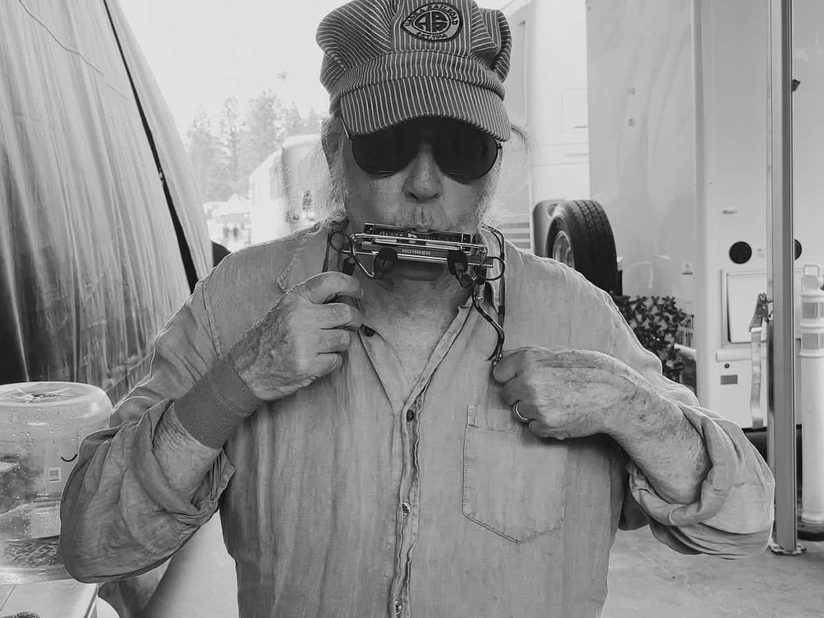 👇El programa de hoy:
NEIL YOUNG &amp; THE CHROME HEARTS, NICK MULVEY…
…y más nuevas canciones de Ed Sheeran, Allison Russell (con Annie Lennox), Alan Sparhawk, The Dears y Tunde Adebimpe.

🎙️Con <a href="/GusIglesiasR3/">Gustavo Iglesias</a> en <a href="/radio3_rne/">Radio 3</a> 

▶️rtve.es/play/audios/ba…