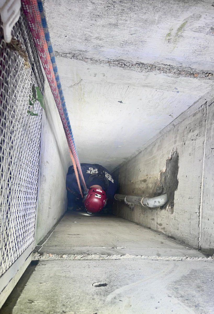 dcfireems's tweet photo. Below Grade rescue: At 1:41 AM, @dcfireems responded to find a man approx. 30 feet down a narrow storm drain at l-395 N\B &amp; Maine Ave SW. A firefighter was lowered into the hole &amp; secured the victim, who was lifted to safety via a rope system &amp; transported with serious injuries. https://t.co/gr7XrGc8xI