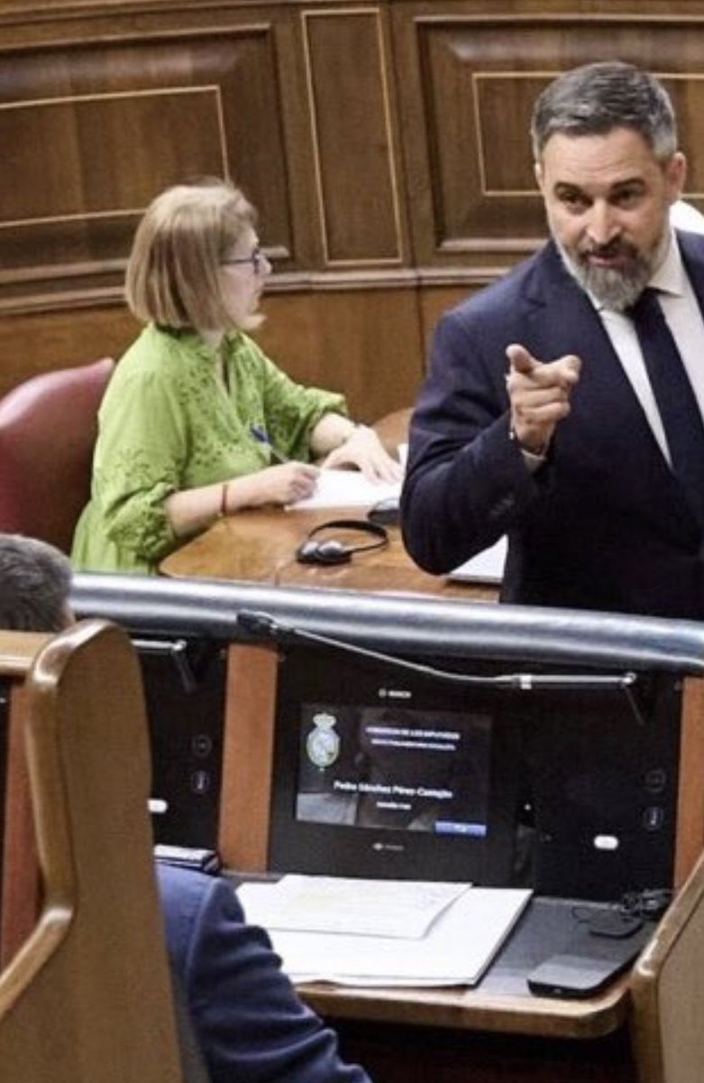Cuando apuntas/acusas/adviertes con el índice al otro, debes ser consciente que 3 dedos te señalan siempre a ti #bodylanguage