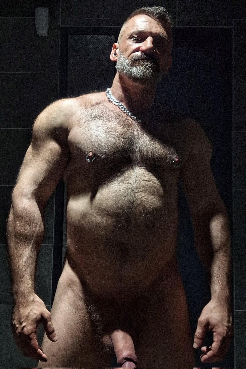 Sweaty post workout shots on

onlyfans.com/theparisbear