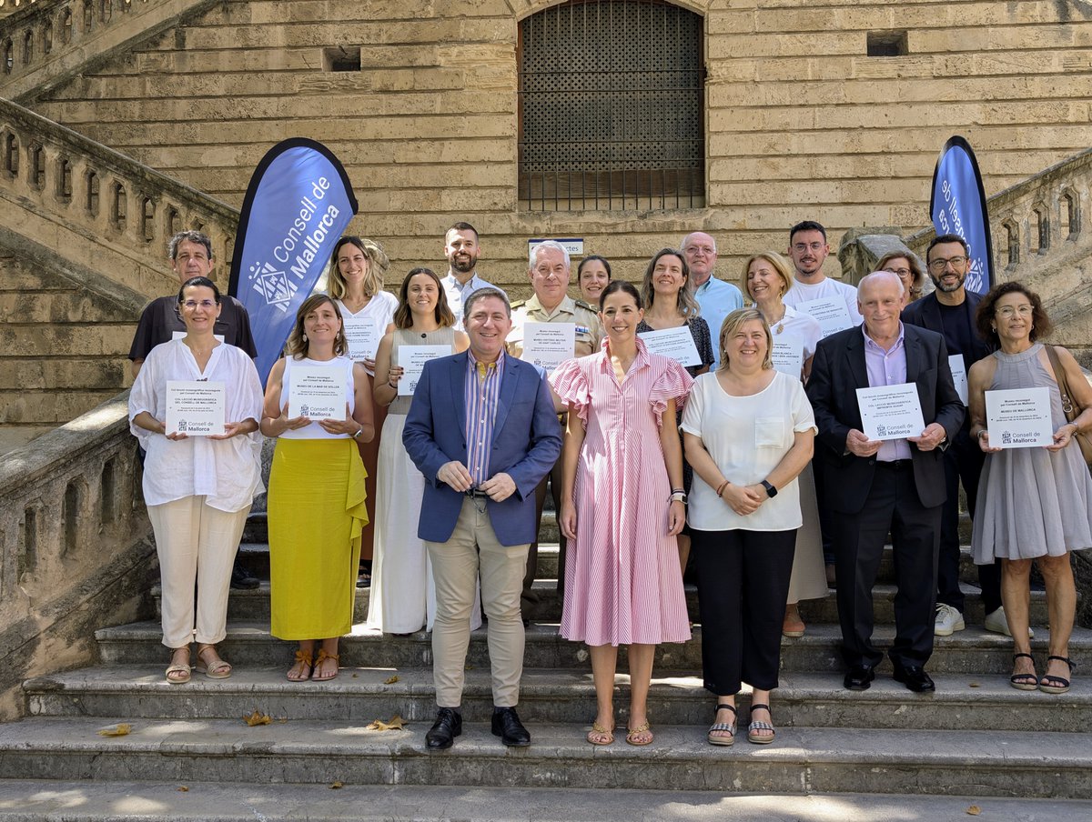 Museu d’Art Sacre de Mallorca (@museuartsacre) on Twitter photo 🙌 Ja tenim la placa que ens identifica com a museu inscrit al Registre Insular del <a href="/ConselldeMca/">Consell de Mallorca</a>!
👉 Hi han assistit el director, Mn. Mateu Tous i les tècniques Cristina Ortiz i Marta De Castro. Ha lliurat el distintiu la vicepresidenta del Consell, Antònia Roca. 🙌 Ja tenim la placa que ens identifica com a museu inscrit al Registre Insular del <a href="/ConselldeMca/">Consell de Mallorca</a>!
👉 Hi han assistit el director, Mn. Mateu Tous i les tècniques Cristina Ortiz i Marta De Castro. Ha lliurat el distintiu la vicepresidenta del Consell, Antònia Roca.