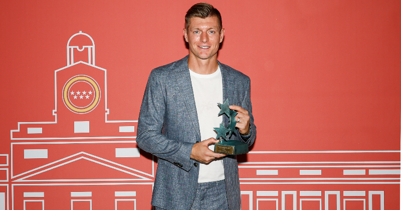 realmadrid's tweet photo. 🏆 ¡@ToniKroos recibe el Premio Siete Estrellas del Deporte de la @ComunidadMadrid!