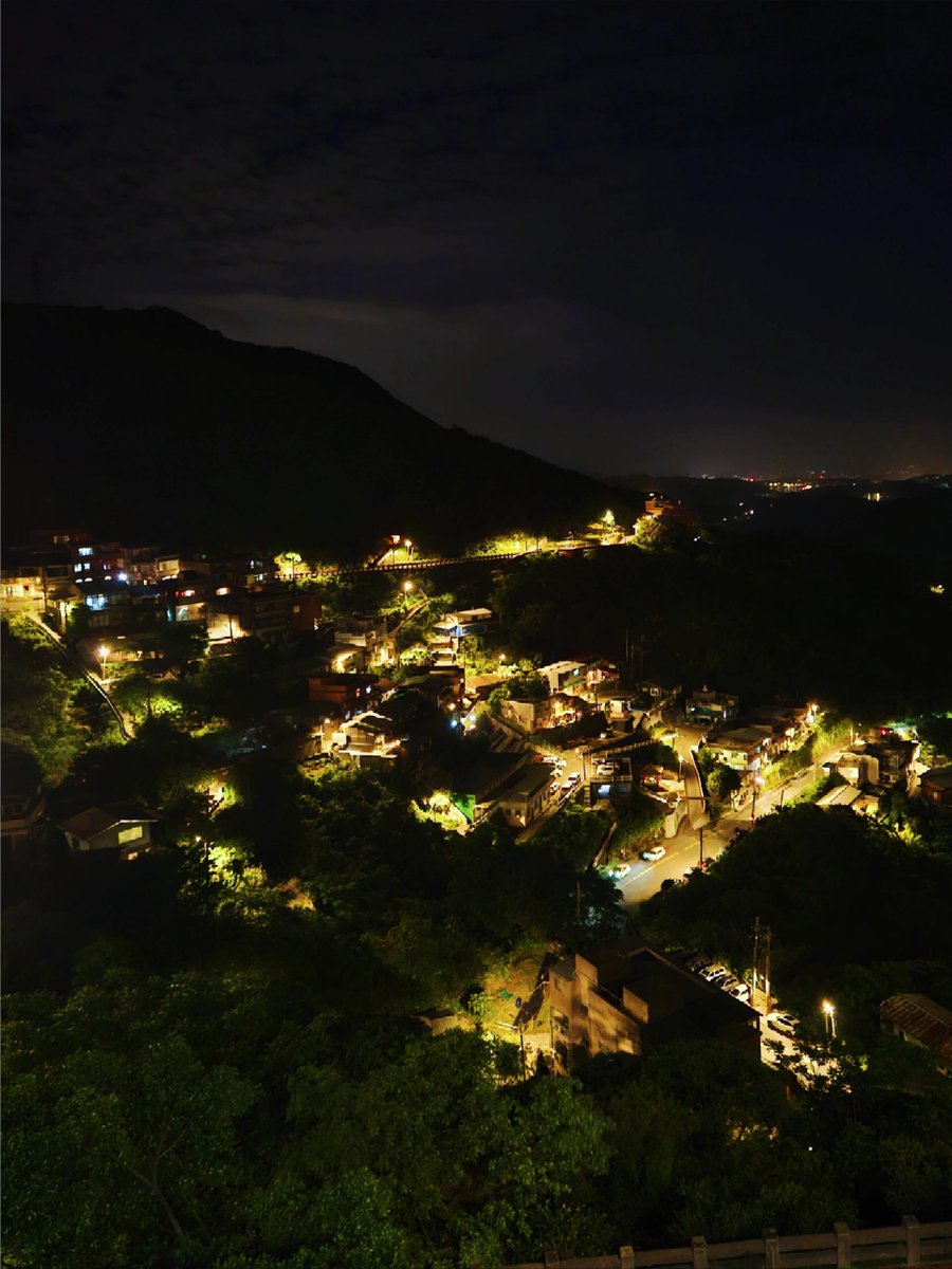 台湾北東部に位置する山間の町、九份は、その独特な地理的景観と豊かな歴史的雰囲気で数え切れないほどの観光客を魅了しています。ここの古い通りは曲がりくねっていて温かみにあふれ、どの路地も過去の物語をささやいているようです。