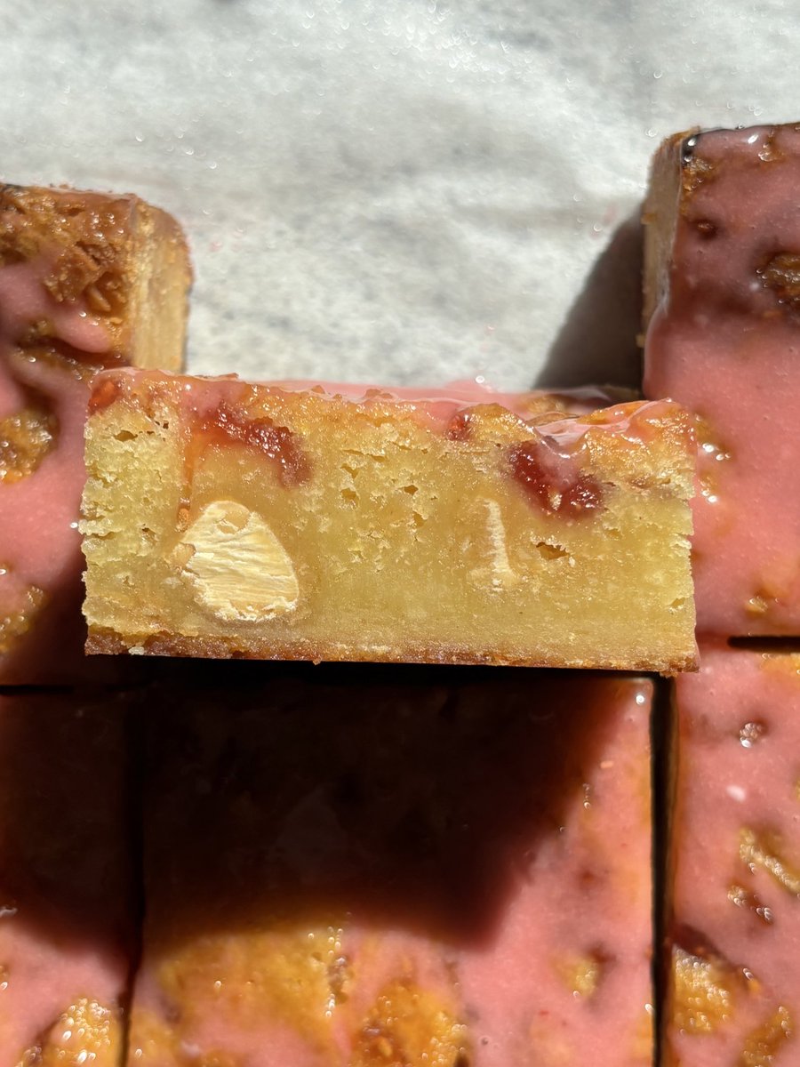 bakingenjoyer's tweet image. lemon and raspberry blondies, swirled with homemade raspberry jam and drizzled with a raspberry lemon glaze &lt;3
