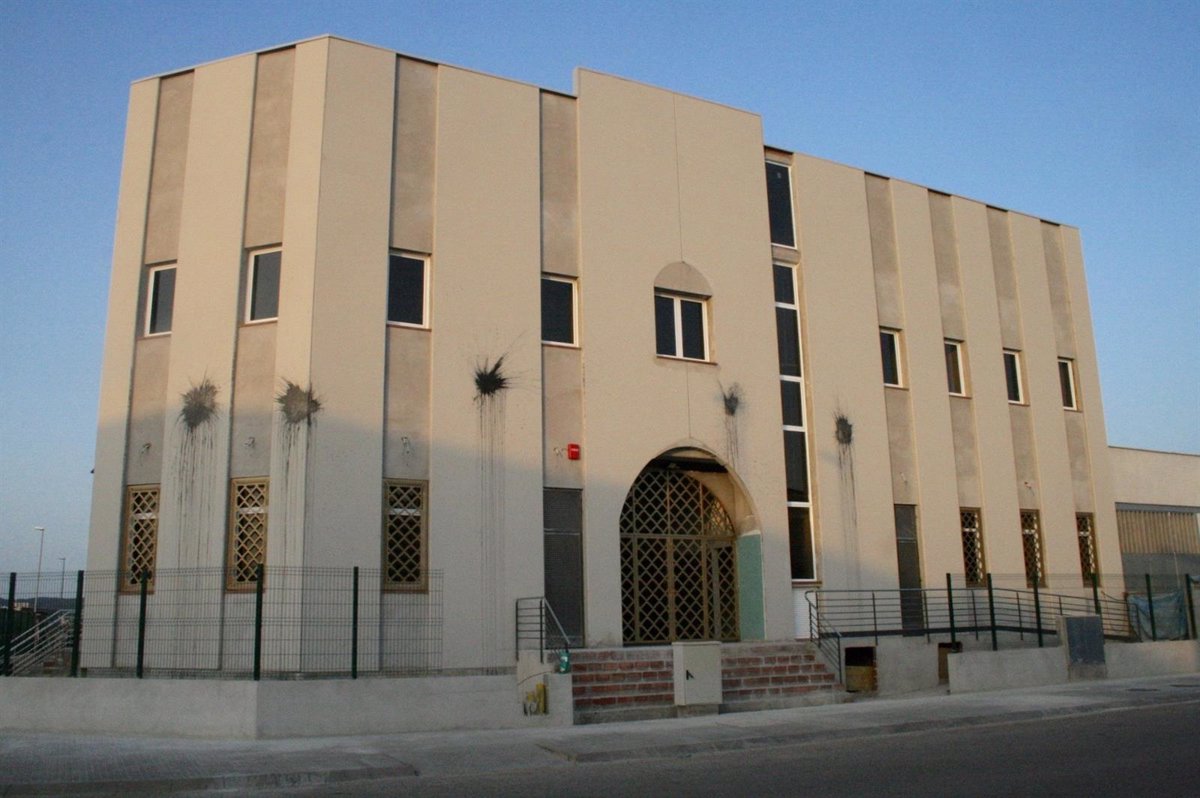 Esto es una vergüenza. Los Mossos han descubierto que dos inmigrantes musulmanes se dedicaban a agredir brutalmente a varios niños durante la clases de árabe en una mezquita de Salt.

¿Hasta cuándo deberíamos soportar leer esta clase de noticias? Basta ya. En España no debemos