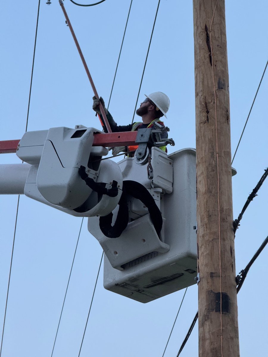PSOklahoma's tweet image. Crews are evaluating storm damage, responding to outages and making repairs as quickly as possible.
⚠️Stay away from downed lines and report safety hazards: psoklahoma.com/outages/
⚡Thank you for your patience as our crews work safely to get the lights on!