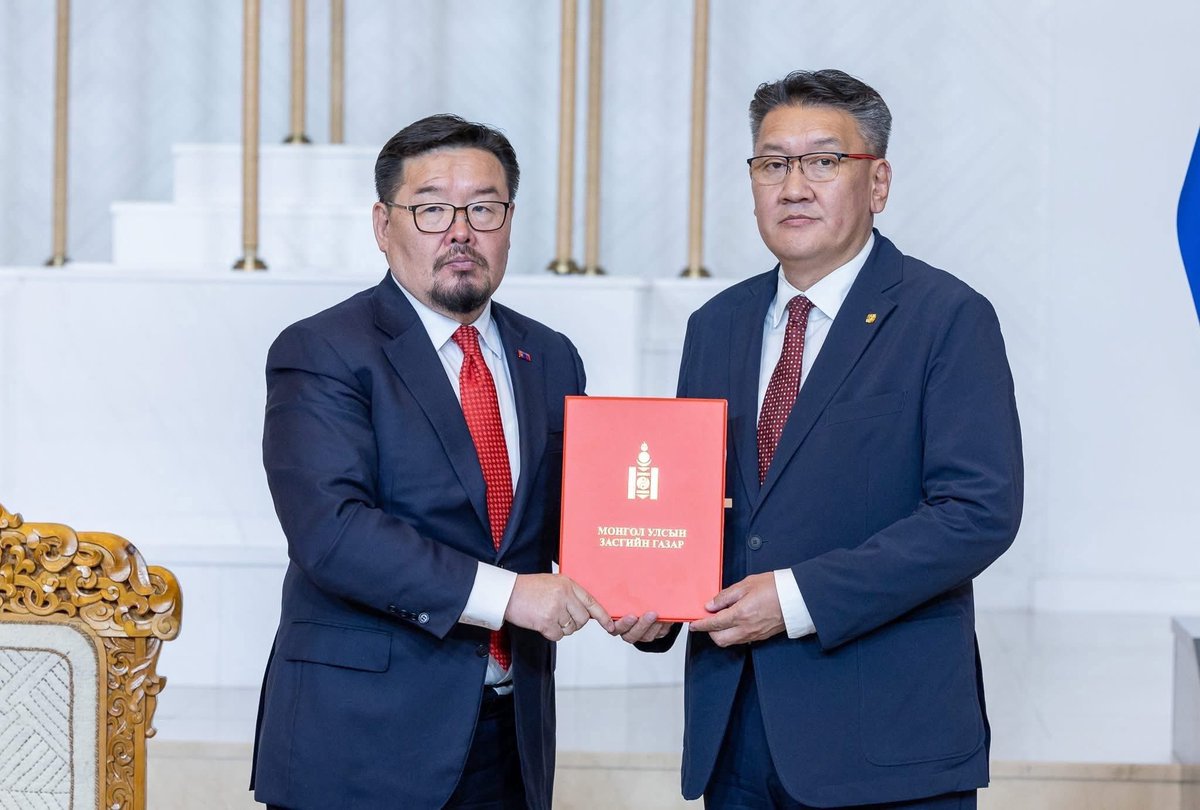 Эцэг Болд нь соц нийгэмд Дархан хотын МАНын хорооны 2-р дарга байсан юм билээ. Мэдээж сайн хулгайч болоорой гэж захиагүй нь лавтай. Эцэг нь энэ типэд тэгээд хэлчихсэн юм шиг хулгай хийхийг үзүүлэх шиг болж байна. Шоронгоор дуусах нь тодорхой.