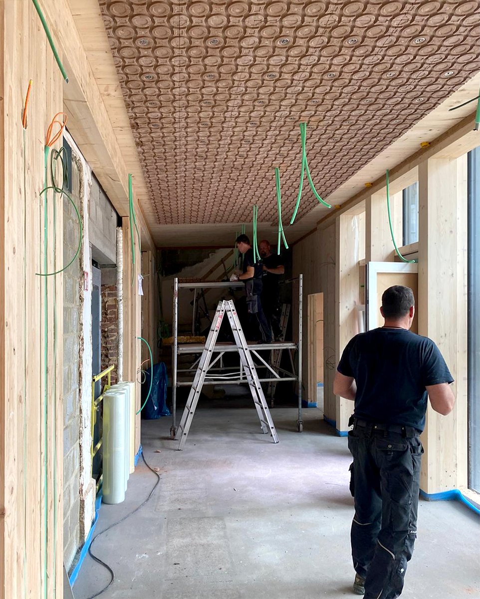 ArgillaTherm's tweet photo. #ArgillaTherm im Büro der deutschsprachigen Gemeinschaft Belgiens (Ostbelgien) in Eupen
Das bestehende Gebäude wurde um einen Anbau ergänzt, in dem auf 293 m² die ArgillaTherm Natur-Klimadecke verlegt wurde. Der Anbau wurde mit Brettsperrholz realisiert. 
#naturklimasysteme https://t.co/VzDwGtacjs