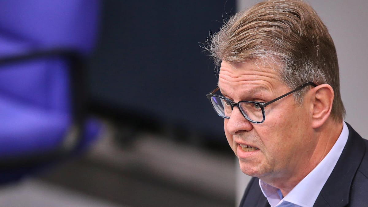 welt's tweet photo. „Befremdliche Wortwahl“ – Stegner kritisiert Merz für „Drecksarbeit“-Aussage https://t.co/NA1gk4ejO1 https://t.co/2qPgFlZvTQ