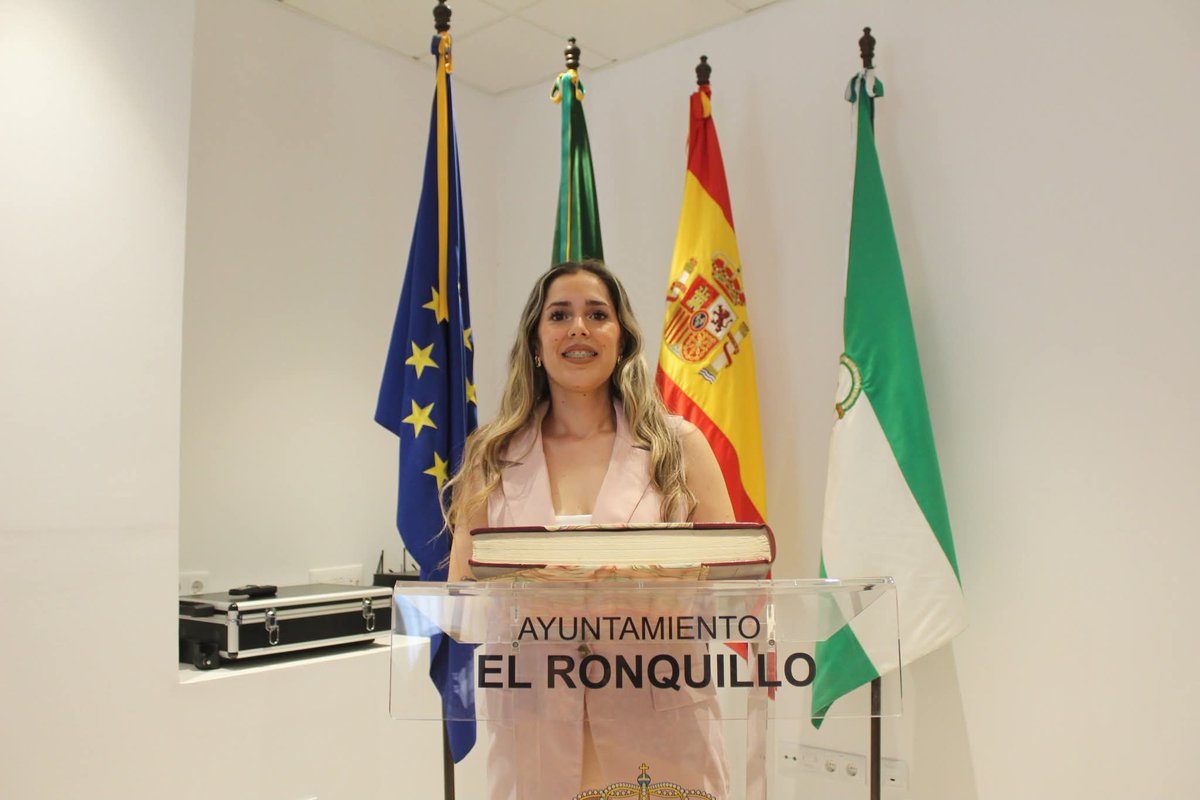 ANA VIZCAÍNO NAVARRO ALCALDESA DE EL RONQUILLO 
Ayer por la tarde, a las 17:00 h, se celebró en el Salón de Plenos de Ayuntamiento el pleno para la elección de la nueva alcaldesa presidenta de la Corporación municipal de El Ronquillo.