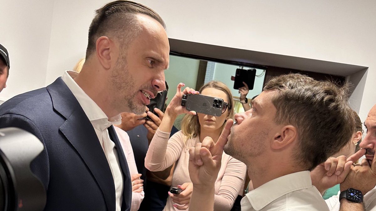 To zdjęcie przejdzie do historii.Porównanie działalności <a href="/JKowalski_posel/">Janusz Kowalski 🇵🇱</a> z <a href="/EKOlodziejczak_/">Michał Kołodziejczak</a> na stanowiskach wiceministrów rolnictwa wypada na korzyść tego pierwszego. Trzeba stwierdzić, że minister <a href="/CzSiekierski/">Czesław Siekierski</a> miał wiele cierpliwości do swojego wiceministra.