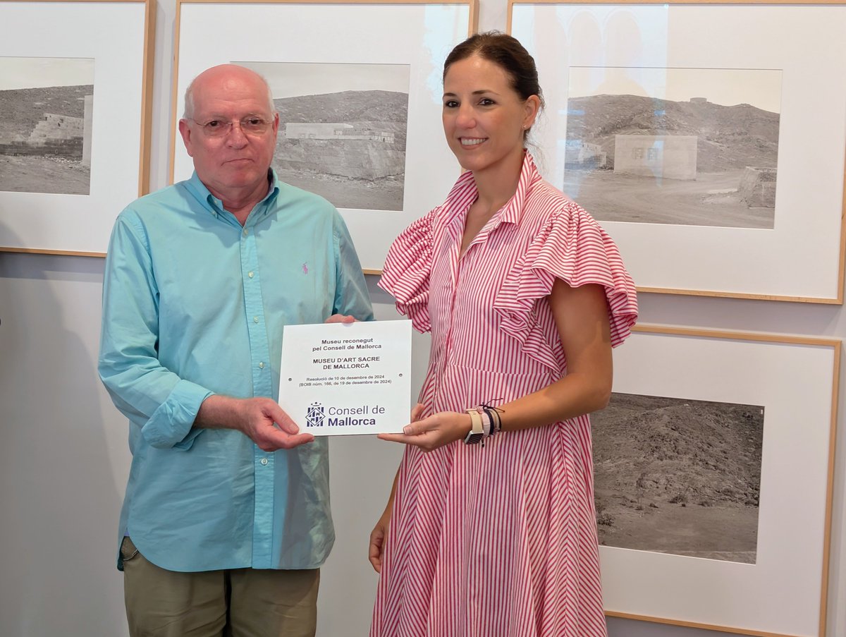 Museu d’Art Sacre de Mallorca (@museuartsacre) on Twitter photo 🙌 ¡Ya tenemos la placa que nos identifica como museo inscrito al Registro Insular del <a href="/ConselldeMca/">Consell de Mallorca</a>!
👉 Han asistido el director, Mn. Mateu Tous y las técnicas Cristina Ortiz y Marta De Castro. Ha entregado el distintivo la vicepresidenta del Consell, Antònia Roca. 🙌 ¡Ya tenemos la placa que nos identifica como museo inscrito al Registro Insular del <a href="/ConselldeMca/">Consell de Mallorca</a>!
👉 Han asistido el director, Mn. Mateu Tous y las técnicas Cristina Ortiz y Marta De Castro. Ha entregado el distintivo la vicepresidenta del Consell, Antònia Roca.