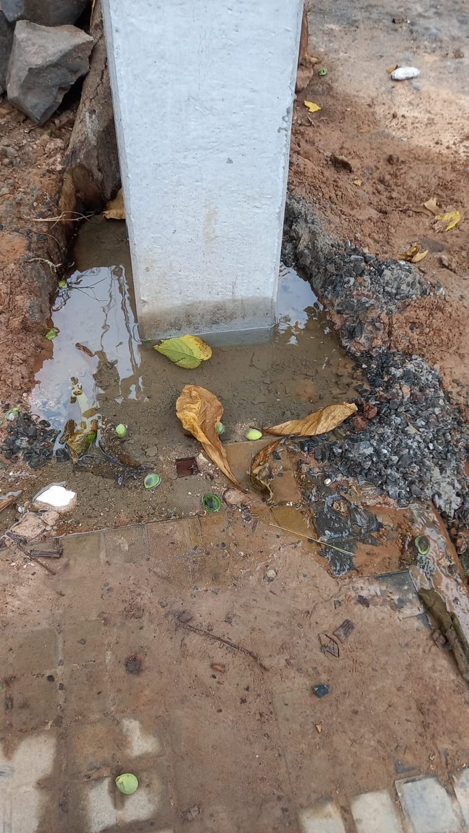 SERGIONOGUERA9's tweet photo. @AsuncionMuni @EssapSA @ANDEOficial @TelefuturoInfo @sntparaguay vergüenza total, vinieron a colocar una columna, un poste y rompieron un caño de agua donde están imnundando toda una cuadra, dejando en pésimo estado la vereda, la calle, la cuadra https://t.co/8QXOMFIyRe