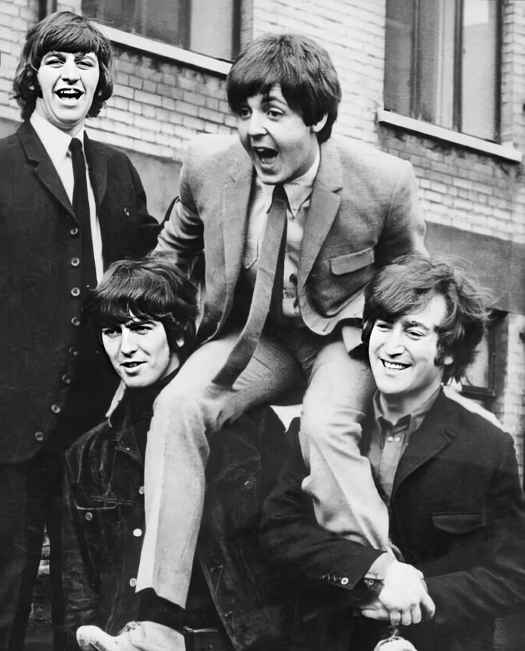 thinkmcharrison's tweet image. paul being uplifted by george & john on his 23rd birthday - june 18, 1965.
Happy birthday, Paul! 💙