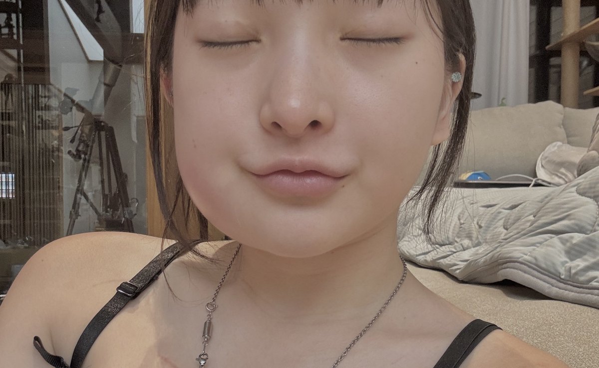 前天才拍了兩套小唧  隔天拔了智齒🦷
今天吃了止痛藥後
本來很開心想著   今天一定還能拍！
看了看鏡子  變成了藏食物的倉鼠🐹
不cos小唧了  cos偷食物的小倉鼠吧 ʢᴗ.ᴗʡᶻ