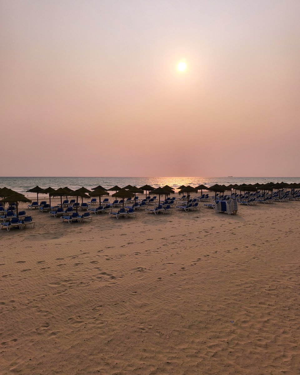 📍 Cádiz

📸 Fotos de Late Cádiz

💛 6 instantáneas del inicio del atardecer en Cádiz el 3 de junio de 2025

👉 Paseando por el Paseo Marítimo de Cádiz, nos regalaron una maravillosa vista con este atardecer.

💛 ¡Latiendo por Cádiz! 💙 

🏷️ Qué ver en Cádiz | Blog de Cádiz