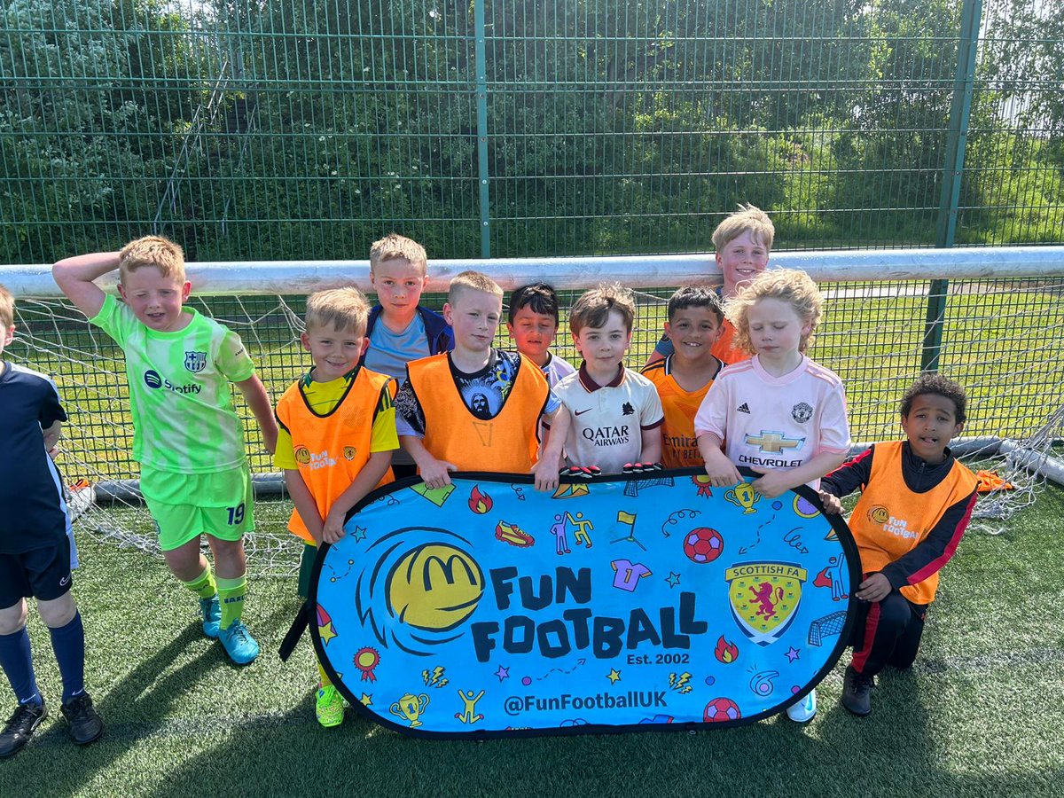 PollokUtdS_A's tweet image. Throwback to the latest round of McDonalds Sessions which saw young people in our local community benefit from 10 weeks of free football training! ⚽⚫⚪
While they're over for now, we can't wait to get started again in the months to come! ⚽
@FunFootballUK @ScottishFA #MTLN
